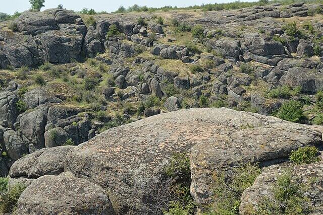 Buzkyi Gard in Aktovskyi Canyon, a granite steppe landscape in southern Ukraine and a важный habitat for rare and endemic plant species.