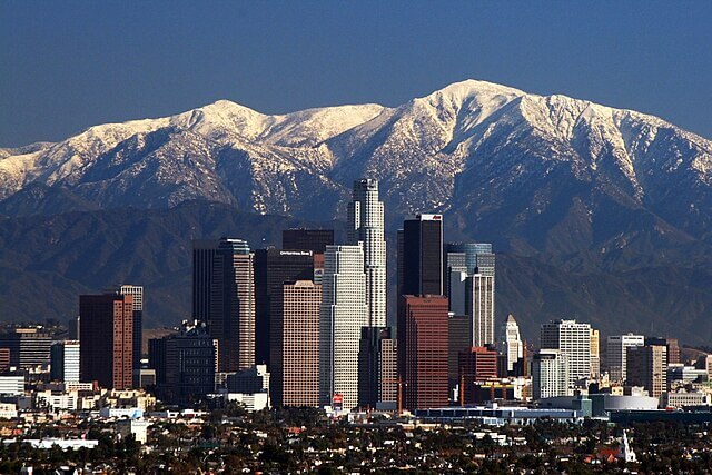 Los Angeles skyline under dry conditions, illustrating extreme water stress and growing freshwater scarcity in major cities.
